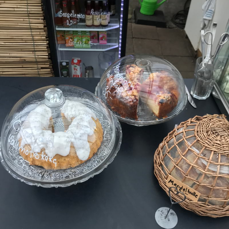 Utbud i caféet – Bild från Brunnsvikens Trädgård & Café av Jessica K. (2020-03-28)