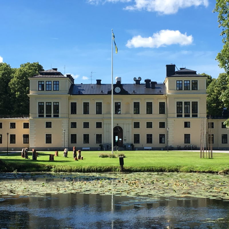En bild på slottet och lite av dess omgivning.  – Bild från Rånäs Slott av Joakim H. (2021-05-23)